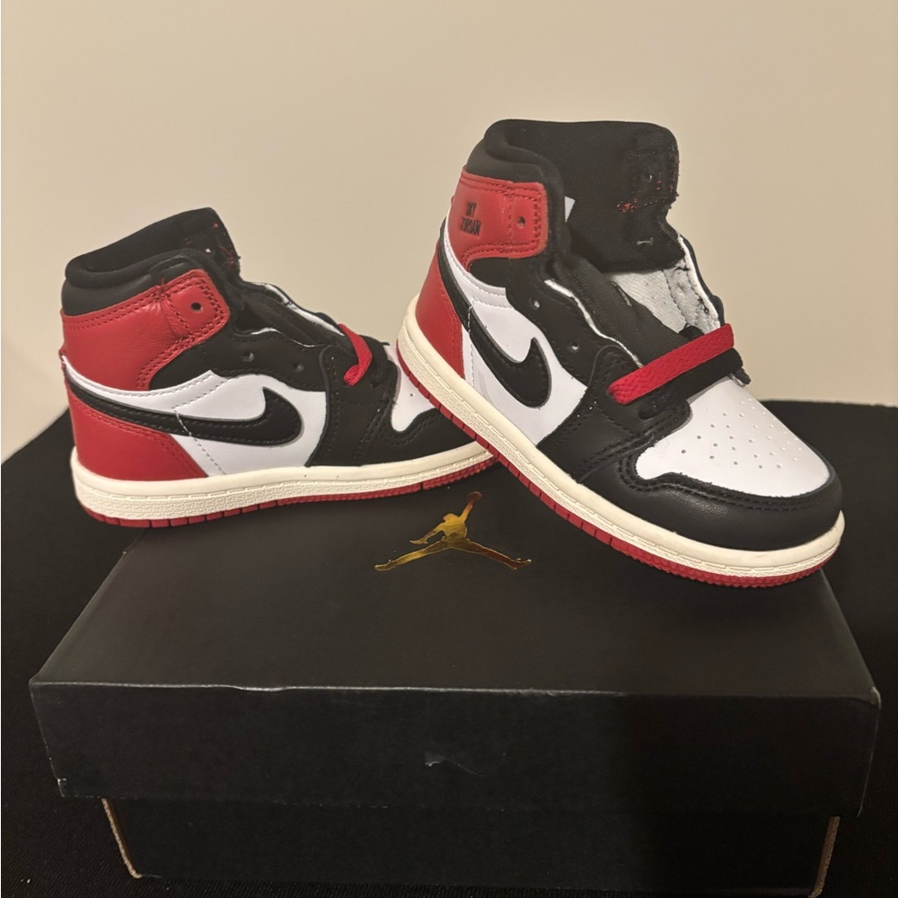 Jordan 1 Retro Black and White (Size 7c)